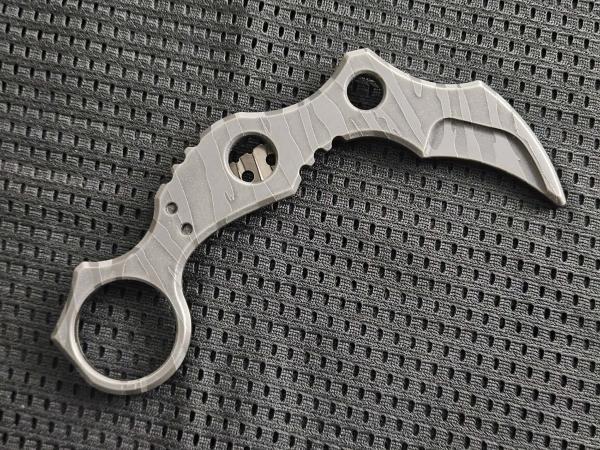 karam carry dark stripe