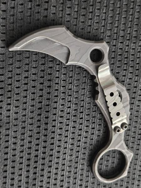 karam carry dark stripe